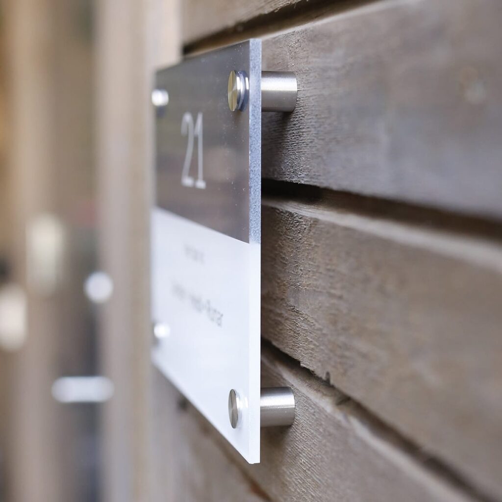 Dørskilt plexiglass med veggfester